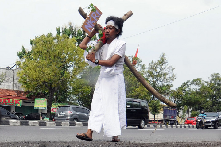 Seorang Umat Katolik Jalani Aksi Jalan Salib untuk Kedamaian