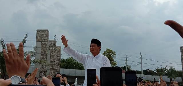 Prabowo Bawa-bawa Penguin 'Serang' Lembaga Survei