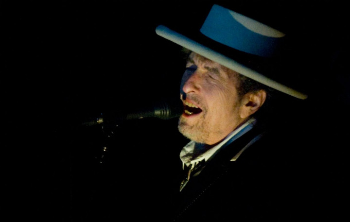 Ada Penonton Gunakan Ponsel, Bob Dylan Hentikan Konser