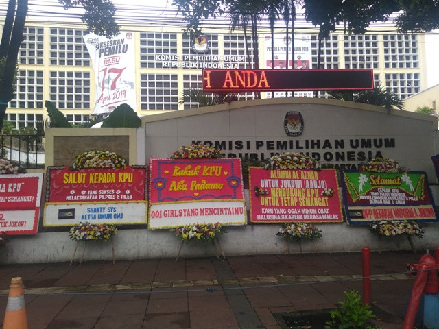 Karangan Bunga di Pelataran KPU Didominasi Pesan Nyeleneh