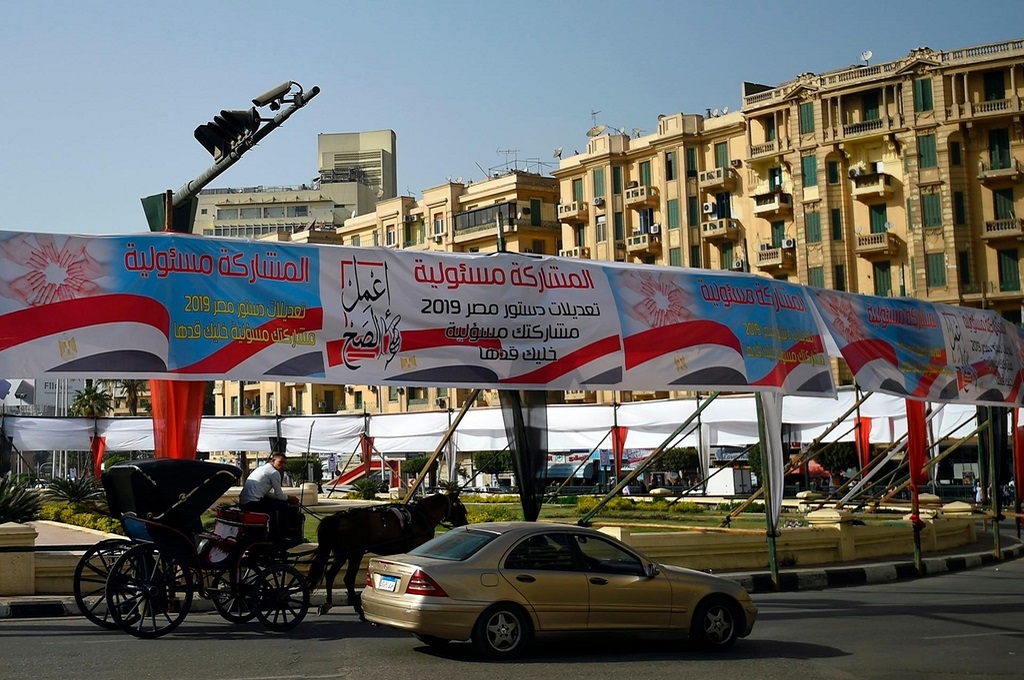 Spanduk berisi ajakan mengikuti referendum terpasang di sejumlah kota besar di Mesir. (Foto: AFP)