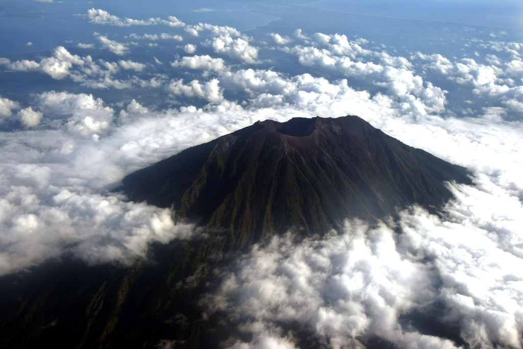  Gunung  Agung  Semburkan Abu Setinggi 2 km Medcom id