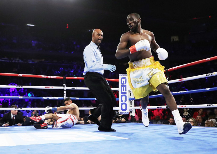 Terence Crawford Menang TKO atas Amir Khan