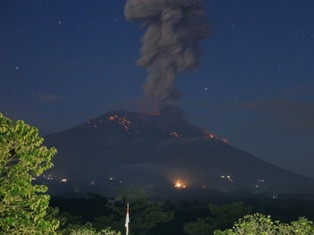 Gunung Agung Kembali Erupsi, Semburkan Abu Vulkanik 3 Km