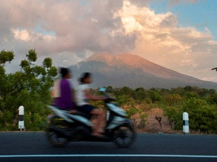 Kemenhub Minta Masyarakat Waspadai Erupsi Gunung Agung