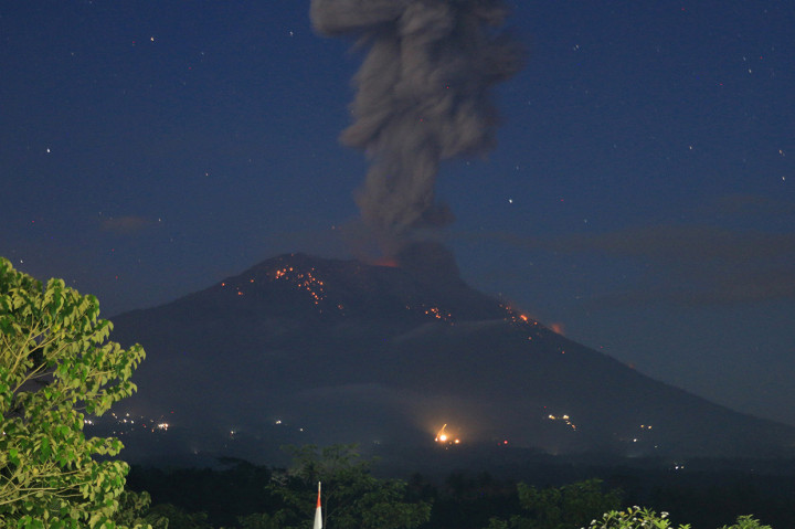 Erupsi, Gunung Agung Lontarkan Abu Vulkanik Hingga 3.000 Meter