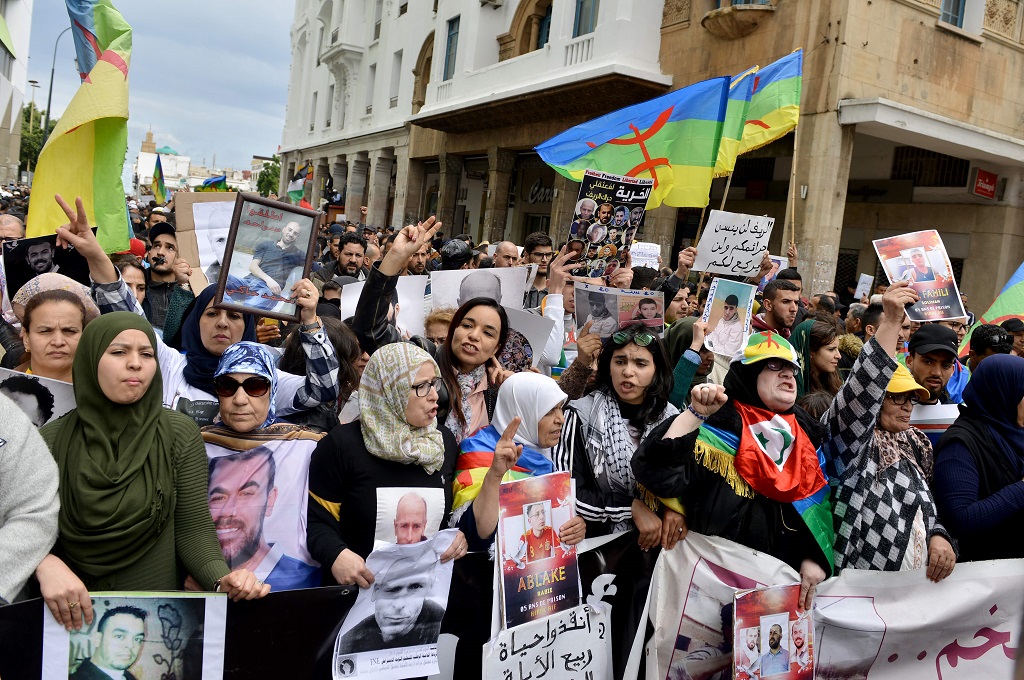 Ribuan warga Maroko berunjuk rasa mendesak pembebasan 42 aktivis di Rabat, 21 April 2019. (Foto: AFP/STR)