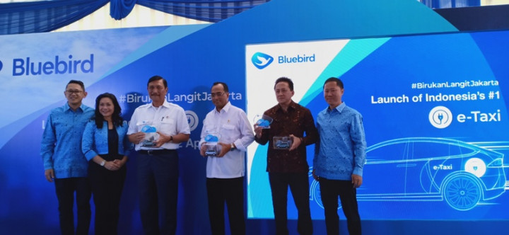 Bluebird Luncurkan Taksi Listrik