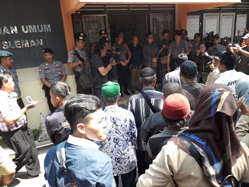 Ratusan Petugas KKPS Geruduk KPU Sleman Tuntut Honor
