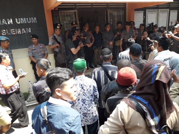 Ratusan Petugas KKPS Geruduk KPU Sleman Tuntut Honor