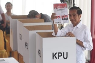 Jokowi: Petugas KPPS yang Gugur Pejuang Demokrasi