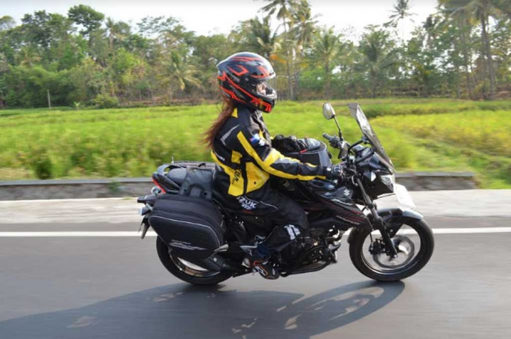 Begini Sebaiknya Cara Wanita Pakai Helm