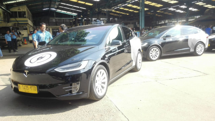 Mengenal Tesla Model X 75D yang Jadi Taksi Listrik di Indonesia