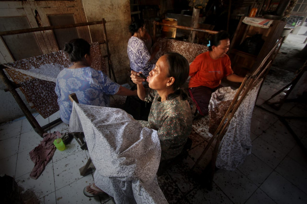 Peran perempuan telah bertransformasi dari semula hanya sebagai pendukung ekonomi keluarga, kini menjadi tulang punggung. (Foto: Dok. Kemenkop UKM)