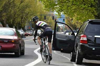 Cara Membuka Pintu Mobil yang Aman agar Terhindar dari Kecelakaan