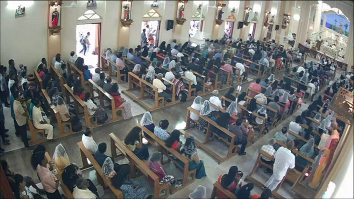 CCTV Menunjukkan Pelaku Bom Sri Lanka Masuk ke Gereja