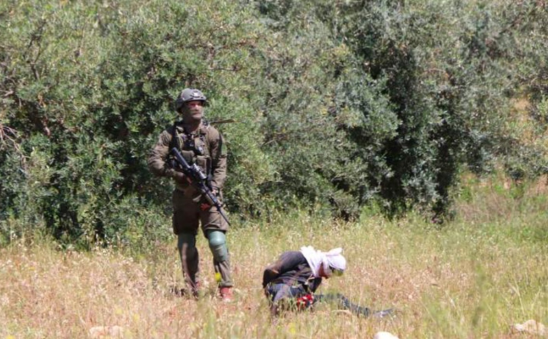 Osama al-Badan yang ditembak pasukan Israel dalam kondiri diborgol dan mata tertutup. (Foto Mustafa al-Badan/CNN).