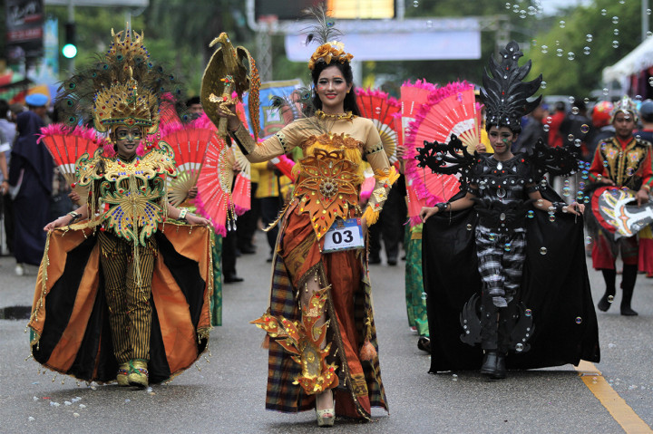 Kemeriahan Festival Tenun dan Atraksi Budaya Daerah Sulteng