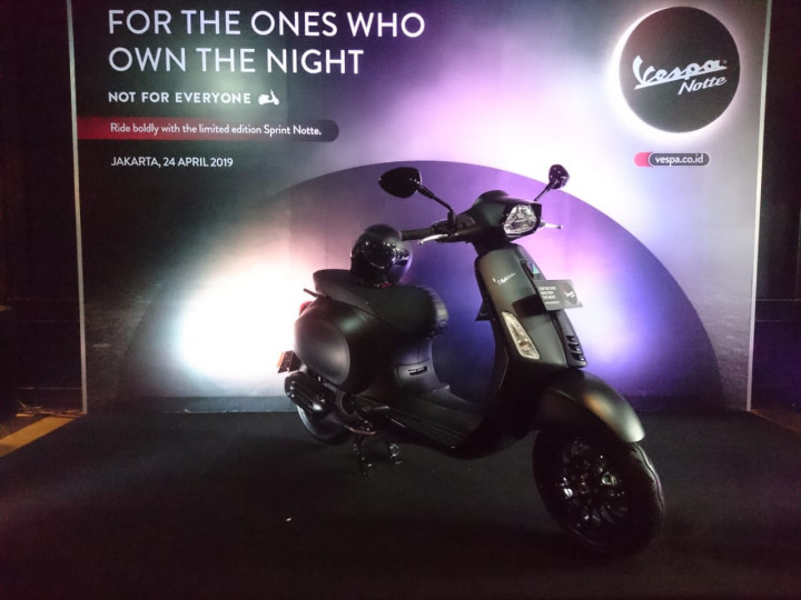 Vespa Sprint Notte Andalkan Nuansa Hitam