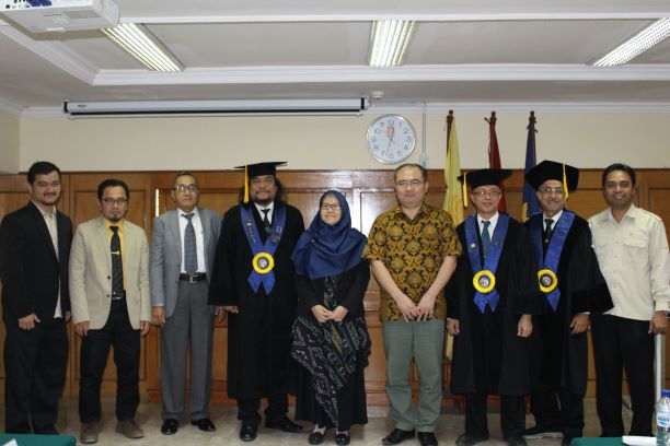 Nyayu Aisyah (tengah) kantongi gelar doktor termuda UI, UI/Humas.