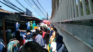 PKL Tanah Abang Menghalangi Pejalan Kaki