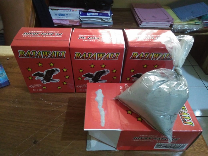 Pengembang roti merek Rajawali yang berisi semen. Medcom.id/Rhobi Shani