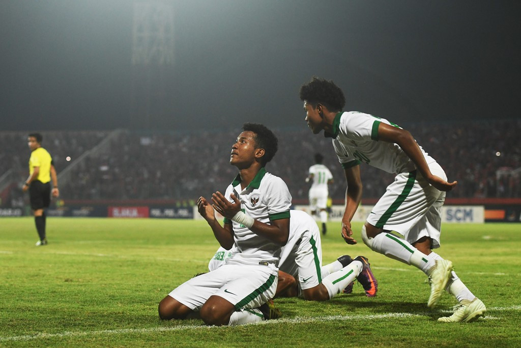 Pesepak bola Indonesia U-16 Amirudin Bagus Kahfi (kanan) dan Amiruddin Bagas Kaffa (kiri) berdoa ketika berhasil mencetak gol ke gawang Vietnam U-16 (Antara/ZABUR_KARURU)