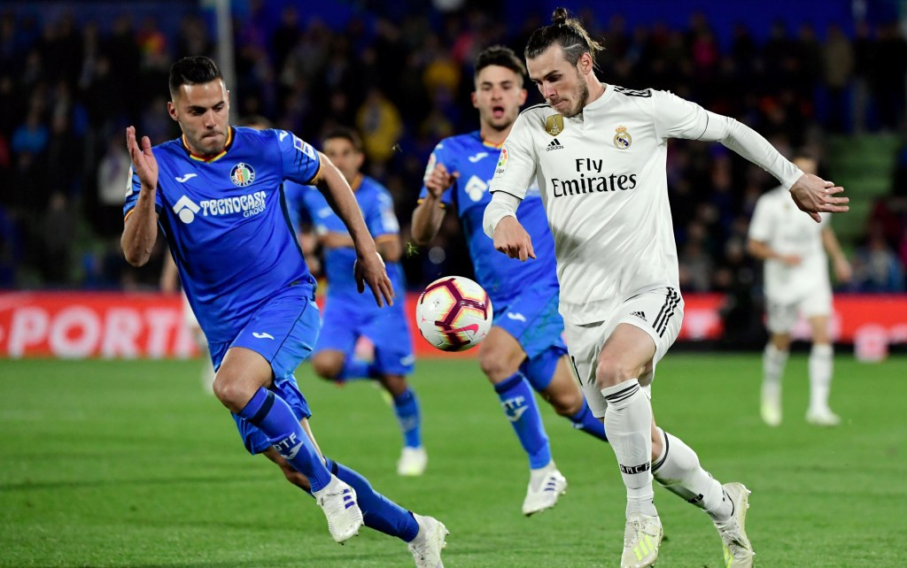 Momen winger Real Madrid Gareth Bale (kanan) berupaya melewati adangan bek Getafe Bruno Gonzalez (kiri) (Foto:  AFP/Javier Soriano)