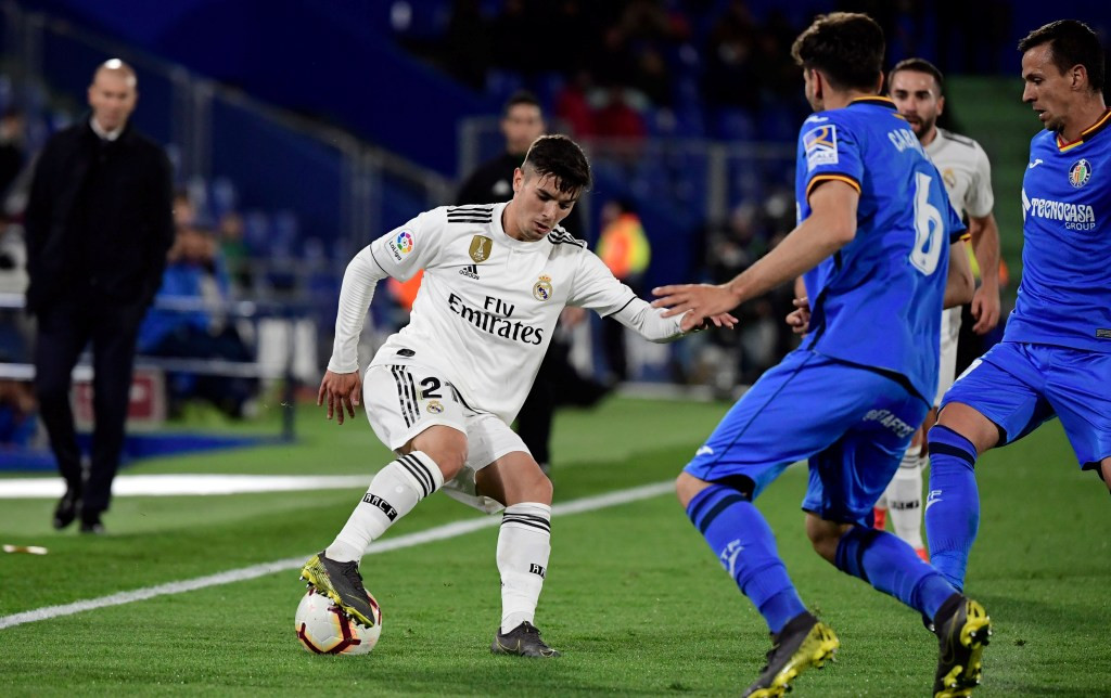 Brahim Diaz (kiri) berupaya melewati adangan bek Getafe Leandro Cabrera (kanan) (Foto: AFP/Javier Soriano)