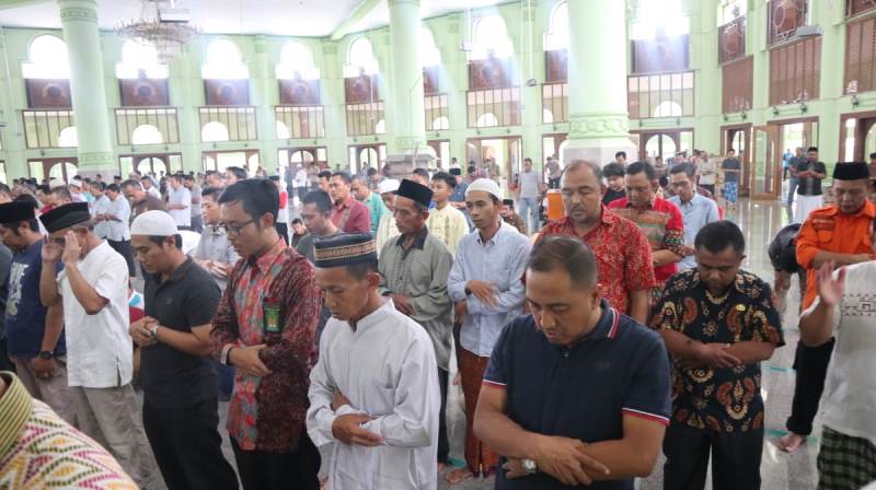 Warga Cirebon Salat Gaib untuk Petugas Pemilu