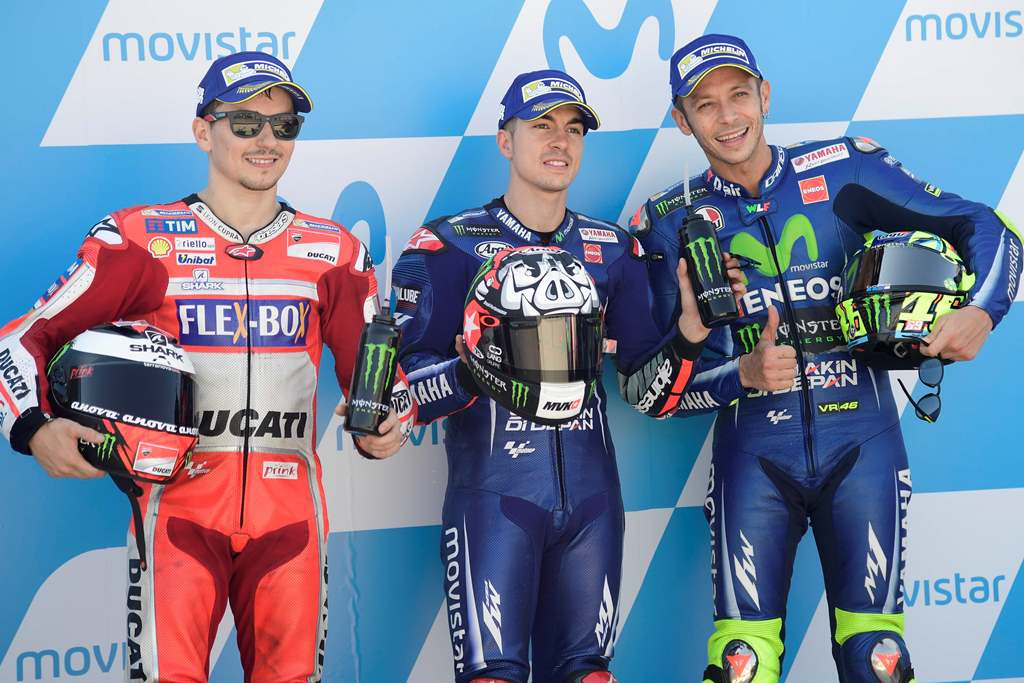Jorge Lorenzo (kiri) bersama Maverick Vinales (tengah), dan Valentino Rossi (kanan). (Foto: AFP/Javier Soriano)