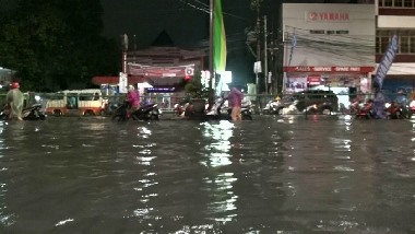Banjir Rendam Depok, Kendaraan Mengular