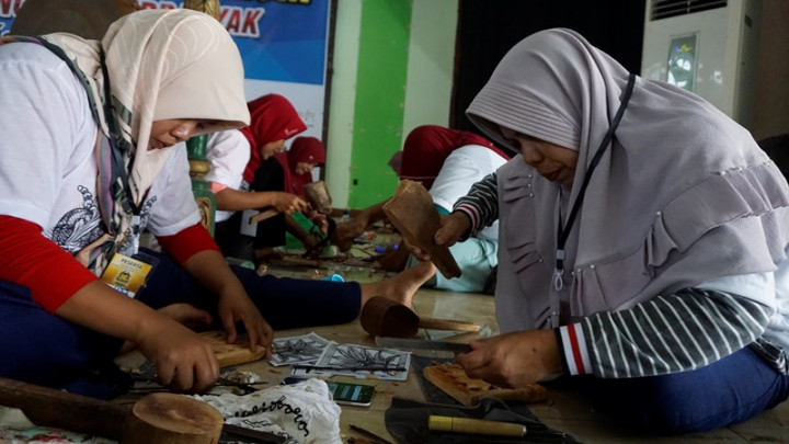 507 Perempuan di Jepara Pecahkan Rekor Muri Mengukir Bersama