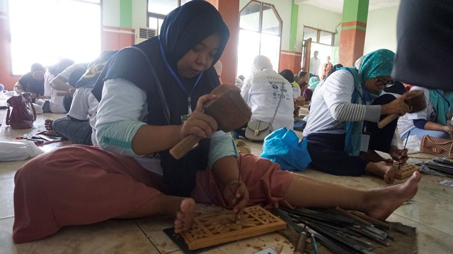 Perempuan di Jepara Pecahkan Rekor Muri Mengukir Bersama