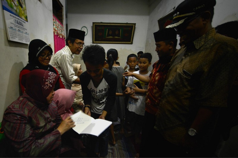 Wali Kota Surabaya Tri Rismaharini saat mengunjungi rumah almarhum Badrul Munir (52) di Jalan Kedung Baruk, Surabaya. (Medcom.id/Amal).