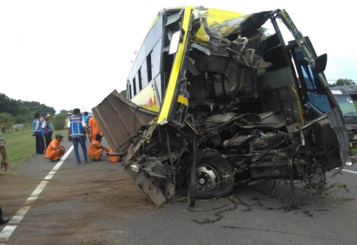 Bus Setia Negara Hantam Jembatan, Satu Orang Tewas