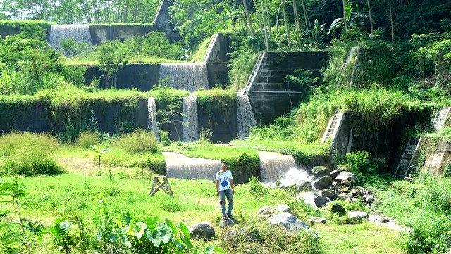 Pemandangan berupa air terjun mini dari aliran Sungai Senowo menjadi daya tarik pengunjung yang datang ke Jembatan Mangunsuko atau Jembatan Jokowi. (Foto: Dok. Medcomi.d/Arthurio Oktavianus)