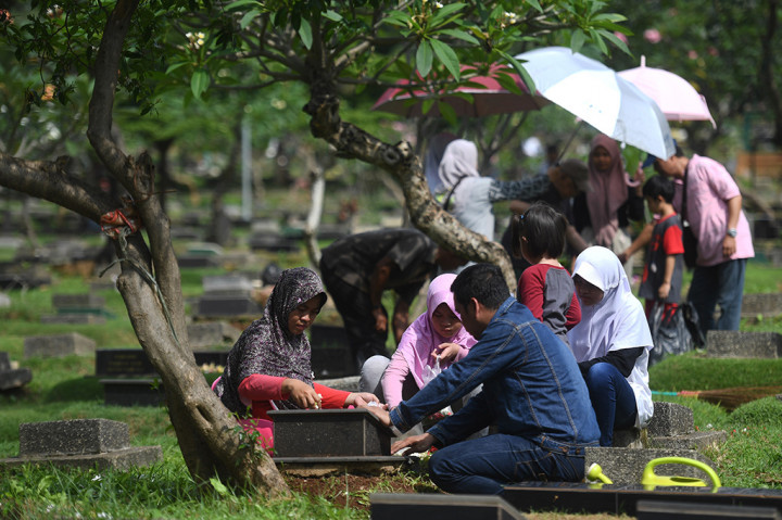Warga Lakukan Ziarah Jelang Ramadan