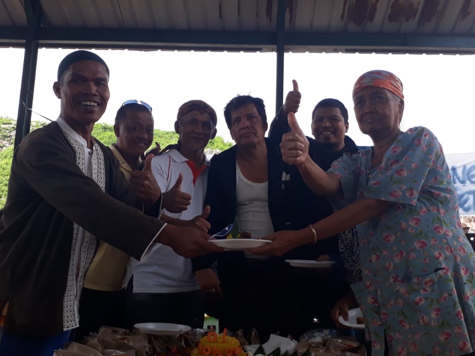 Pemulung Bekasi Syukuran untuk Jokowi - Ma'ruf