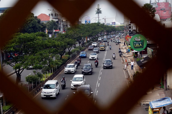 Sejumlah pengendara kendaraan bermotor melintas di jalan Margonda Raya, Depok, Jawa Barat, Jumat (19/04/2019). ANTARA FOTO/Yulius Satria Wijaya.
