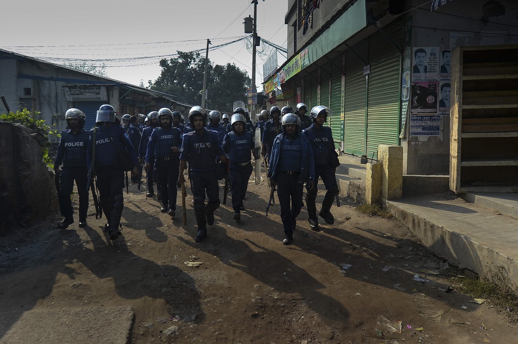 Pasukan kemanan Bangladesh berpatroli dekat sebuah pabrik garmen di pinggiran kota Dhaka, 14 Januari 2019. (Foto: AFP/MUNIR UZ ZAMAN)