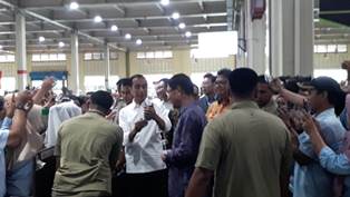 Keakraban Jokowi dengan Buruh Jelang May Day