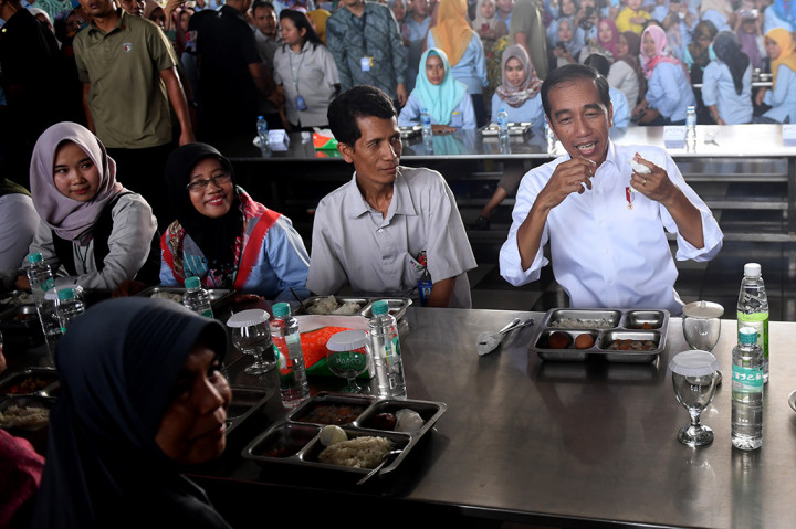 Jokowi Makan Siang Bareng Buruh Pabrik Sepatu di Tangerang