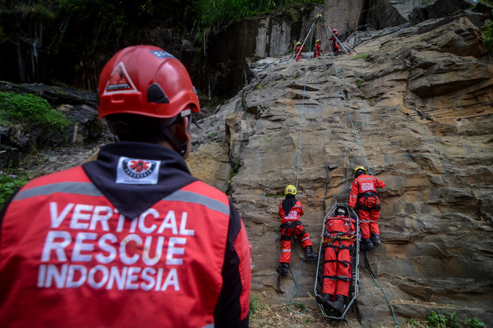 Vertical Rescue Indonesia Gelar Simulasi Evakuasi Korban Bencana