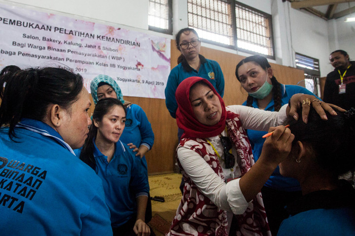 Warga Binaan Perempuan Ikuti Pelatihan Rias Pengantin