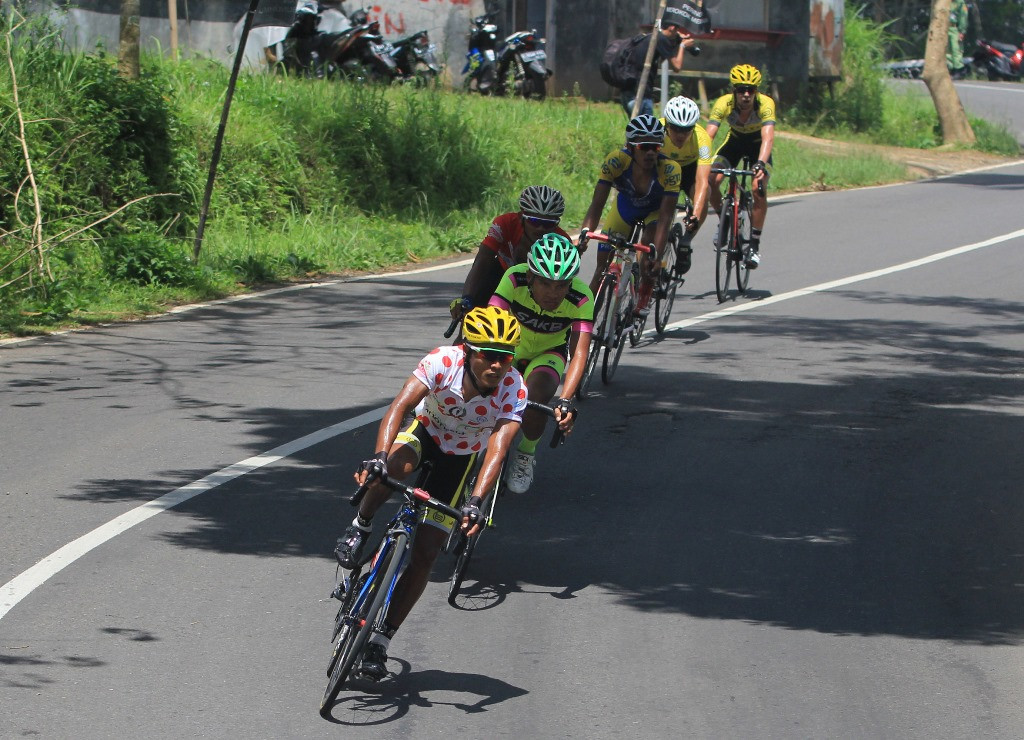 Etape kedua Tour De Linggarjati 2016 dengan jarak 121,3 kilometer tersebut dimenangkan pembalap sepeda Aiman Cahyadi dari PGN Road Cycling Team. (ANTARA FOTO/Dedhez Anggara)