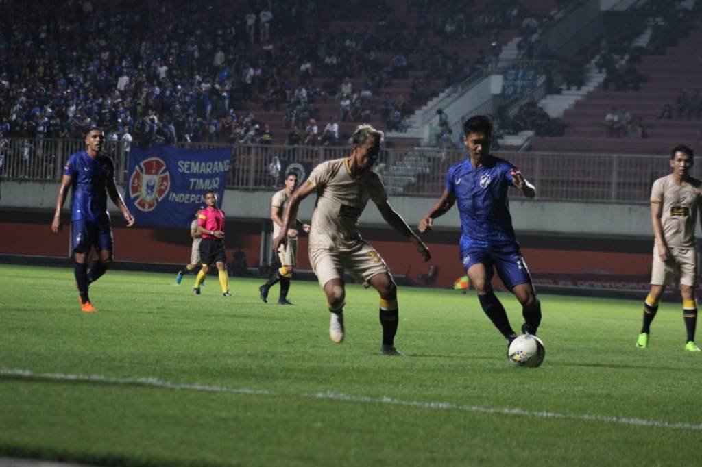 Striker PSS Sleman, Kushedya Hari Yudo (pirang) saat duel dengan pemain PSIS Semarang (Foto: medcom.id/Ahmad Mustaqim)
