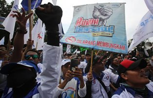 Peringatan Hari Buruh Diisi Bakti Sosial dan Hiburan