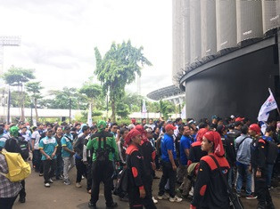 Buruh Mulai Padati Tennis Indoor Senayan