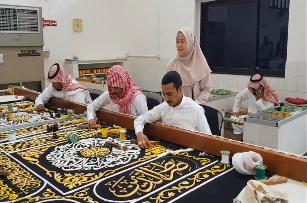 Menko PMK Puan Maharani melihat proses pembuatan Kiswah Kakbah di Makkah, 29 April 2019. (Foto: KBRI Riyadh)